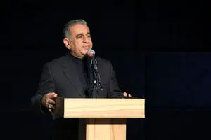 اظهارات معاون سیاسی استانداری فارس درباره دخالت نمایندگان و فشار به مسئولین محلی درباره انتصابات/ استقرار دولت جدید را در بشقاب نگذاشتند به ما تحویل دهند/ مستقر کردن دولت پزشکیان ساده نیست چون ما جای دولتی نشستیم که مقرر بوده 8 سال بماند/ ویدئو