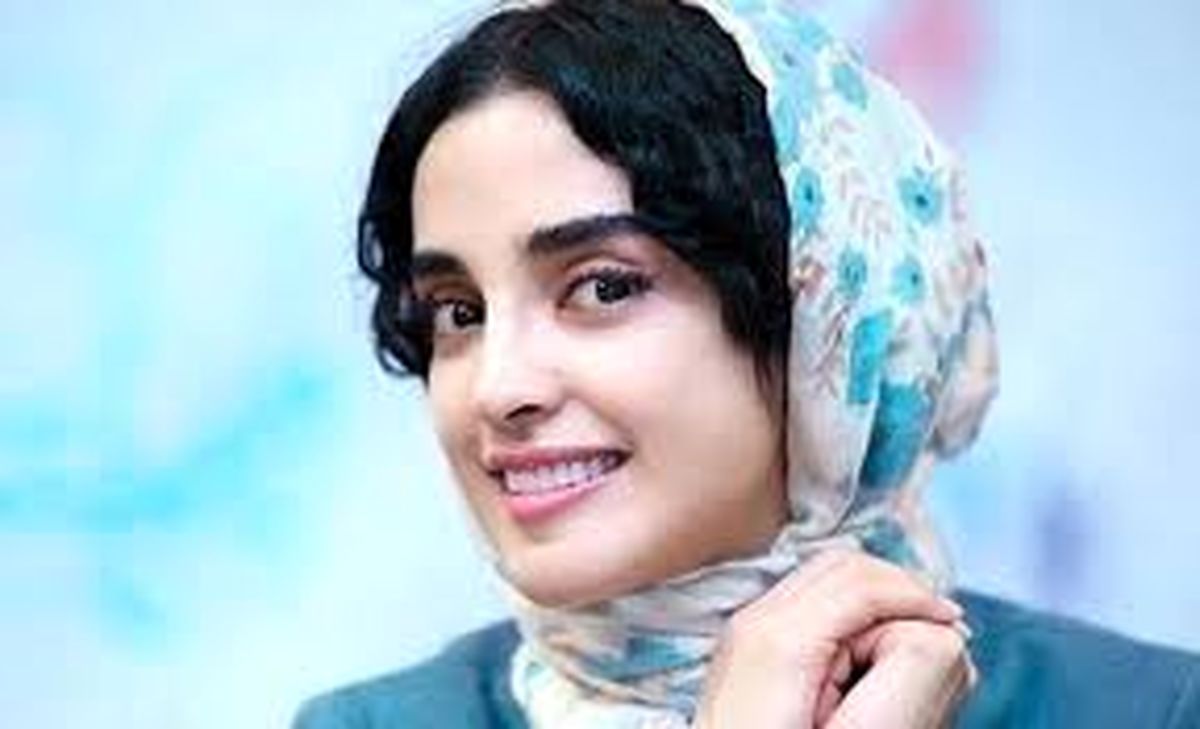  سلفی جنجالی الهه حصاری با هودی سفید و جذابش در اتاق خواب 