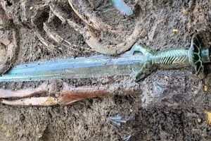 کشف شمشیر سه‌هزار ساله مدفونی که همچنان می‌درخشد