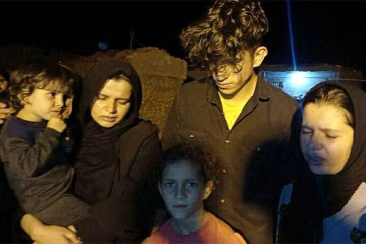 گریه‌های سوزناک فرزندان شهید محمد قنبری پس از شهادت پدرشان در ایذه/ ویدئو