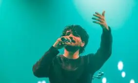 یک خواننده‌ی موسیقی پاپِ کشور، به‌دلیل نارضایتی‌اش از صدای کنسرت، پول بلیتِ مخاطبان را برگرداند