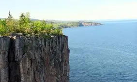 چرا آب دریاچه‌ها جذب زمین نمی‌شود؟

