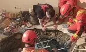 فروکش کردن کف ساختمان در میدان بهارستان/ چهار نفر زنده از گودال خارج شدند