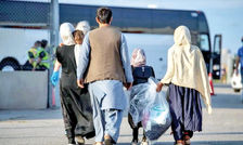 کاسبی جدید با اخراج افغانستانی ها از ایران/ ۱۰ میلیون بده اثاثیه را لب مرز تحویل بگیر/ عکس
