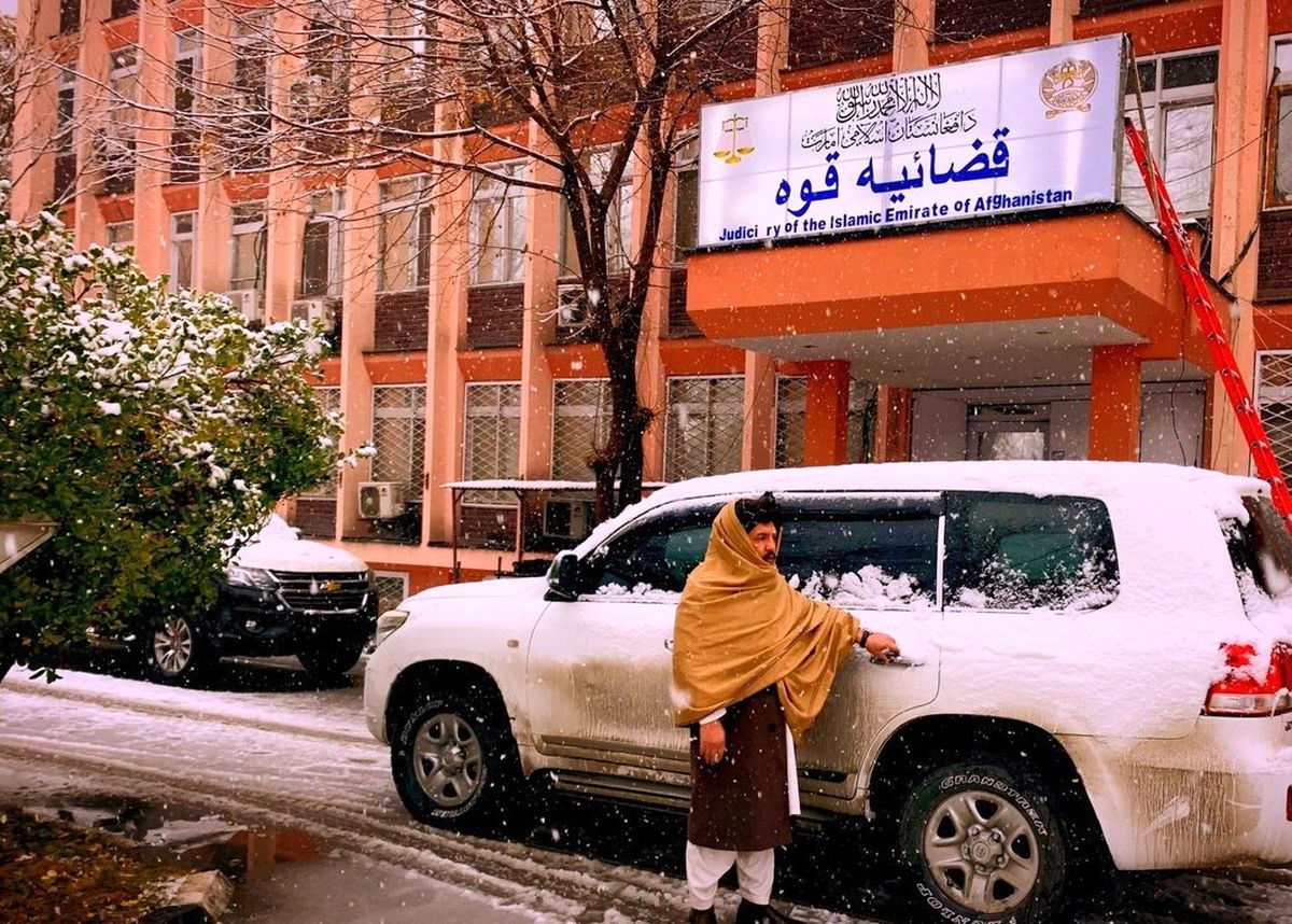 طالبان یک زوج را در حال برف بازی بازداشت کرد/ ویدئو

