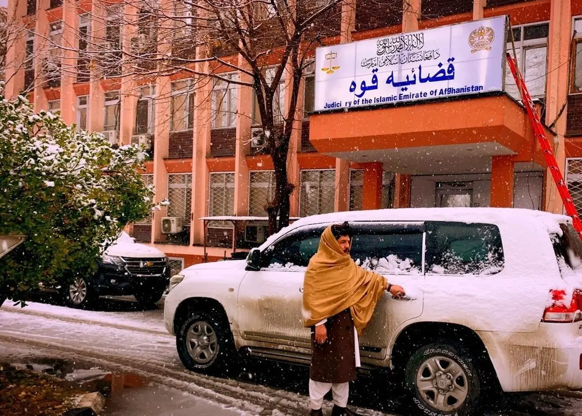 طالبان یک زوج را در حال برف بازی بازداشت کرد/ ویدئو

