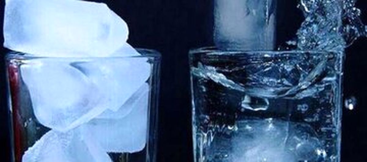 توصیههای طب سنتی برای نوشیدن آب/ ۲ عارضه جدی استفاده از آب یخ