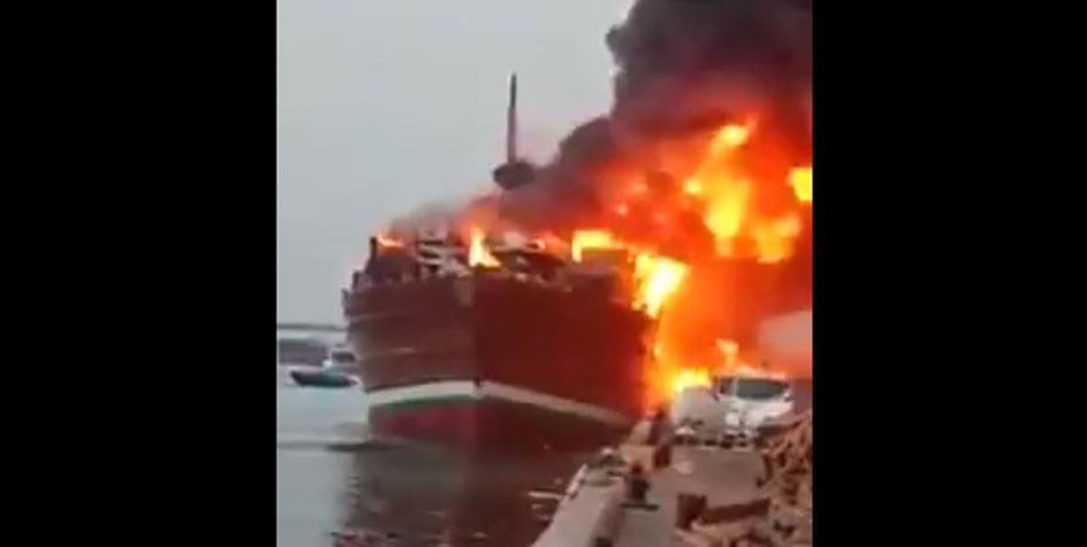آتش‌ گرفتن یک کشتی در دبی/ ویدئو

