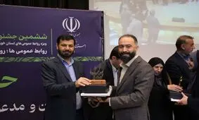 اهدای تندیس جشنواره سلام به مدیر روابط عمومی شرکت لوله سازی اهواز