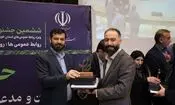 اهدای تندیس جشنواره سلام به مدیر روابط عمومی شرکت لوله سازی اهواز