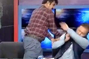 کتک‌کاری نماینده پارلمان پاکستان روی آنتن زنده تلویزیون! /ویدئو