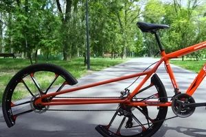 دوچرخه ای که نصفه چرخ است!/ محصول جدید از مخترع درگیر با فیزیک/ ویدئو

