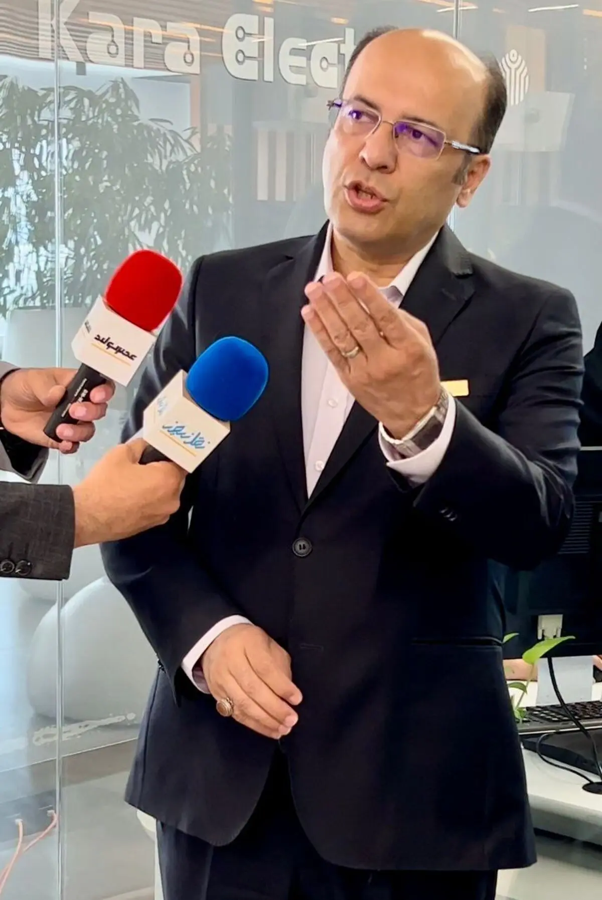حضور بیشمار غرفه‌داران چینی که همان محصولات تولیدکنندگان داخلی را حتی با کیفیت پایین تر و بدون گارانتی برای نمایش عرضه کرده بودند !