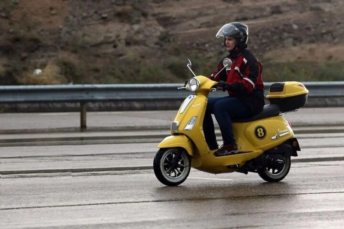 چه فرقی می‌کند زنان روی موتورسیکلت، جلو بنشینند یا عقب؟/ مخالفت با موتور سواری زنان هیچ تاثیری ندارد