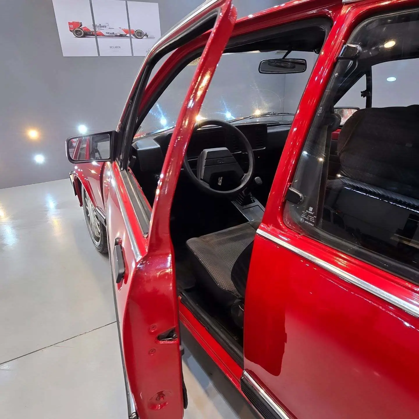 نمای خارجی خودروی شورولت شوت (GM Chevette SL) مدل ۱۹۸۹ به رنگ نوک‌مدادی با رینگ‌های اسپرت ۱۷ اینچی و چراغ‌های اورجینال در وضعیت بسیار سالم.