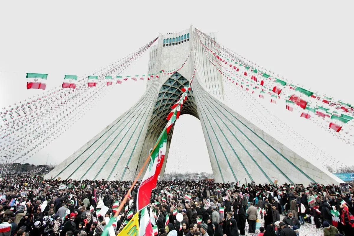 حاشیه‌ها و چهره‌ها در راهپیمایی ۲۲ بهمن؛ از سیاستمداران تا سلبریتی‌ها در قاب انقلاب
