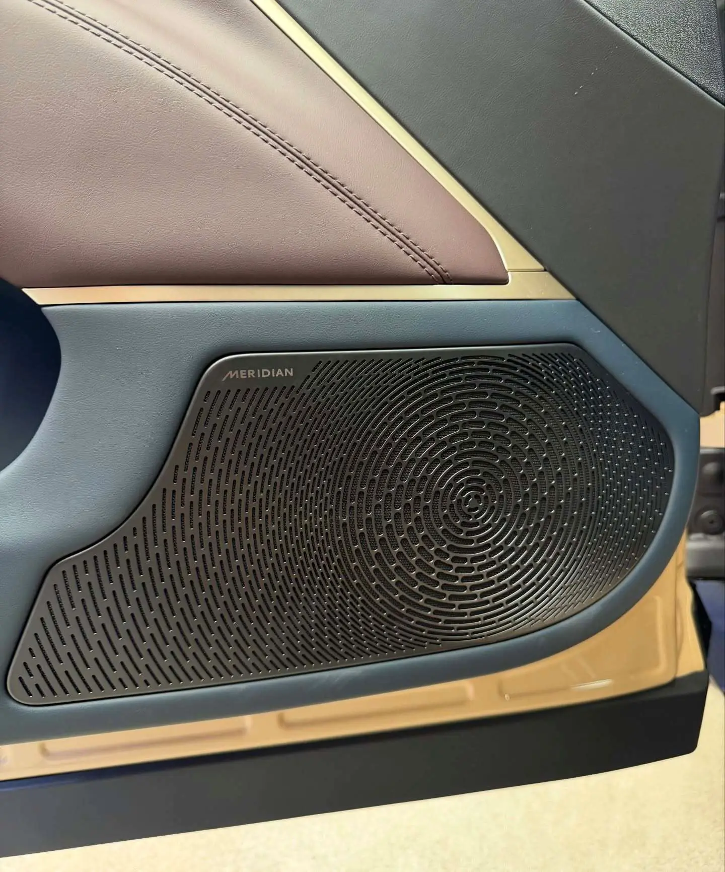 نمای ظاهری خودروی شاسی‌بلند الکتریکی آواتار ۱۱ الترا (AVATR 11 Ultra) به رنگ مشکی با رینگ‌های ۲۱ اینچی و باله عقب فعال.