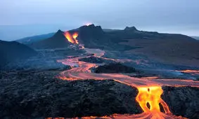 فوران‌های تماشایی آتشفشان در ایسلند گردشگران را شگفت‌زده کرد/ ویدئو