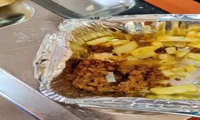 گلایه دانشجویان از کیفیت غذای سلف دانشگاه سمنان؛ از سنگ و تیغ تا کپک در غذا