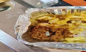 گلایه دانشجویان از کیفیت غذای سلف دانشگاه سمنان؛ از سنگ و تیغ تا کپک در غذا