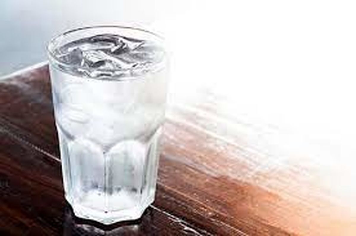 ۷ خطر پیش رو برای افرادی که آب سرد می‌نوشند