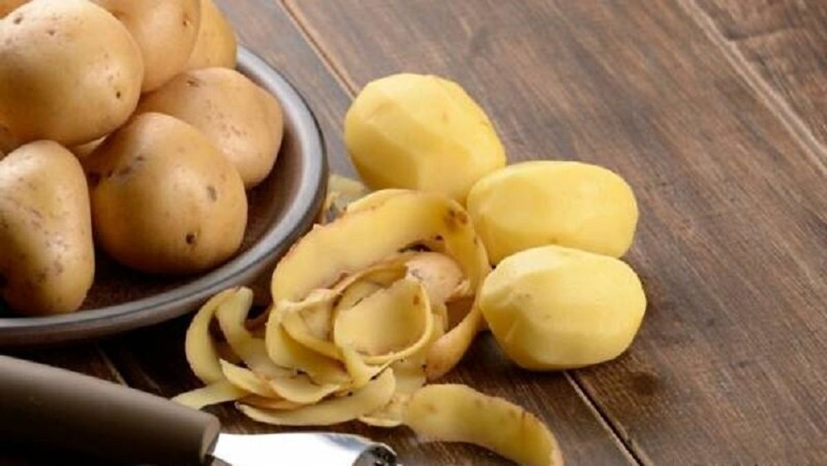 با پوست سیب زمینی ظرف هارا برق بندازید