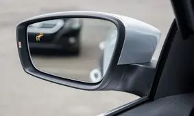 علت نزدیک‌تر دیده شدن اشیا در آینه‌ های بغل خودرو چیست؟