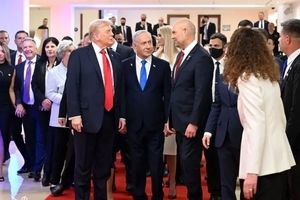 به جای صلح نوبل، کبوتر صلح به ترامپ رسید!/ عکس

