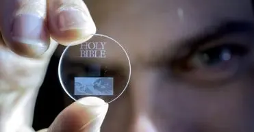 شیشه ای عجیب که اطلاعات را تا ۱۳٫۸ میلیارد سال ذخیره می‌کند!

