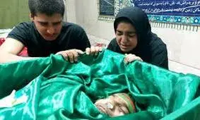 فیلم تلخ از آخرین وداع دختر و پسر شهید شهرکی با پیکر پدر و مادرشان در زابل