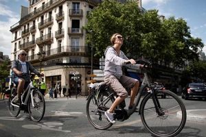 فرانسه برای تعویض خودروهای بنزینی با دوچرخه‌های برقی، ۴۰۰۰ یورو یارانه می‌دهد