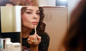 زنی که متخصص آرایش میانسالان است