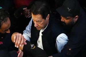  نخست وزیر سابق پاکستان بازداشت و به ۳ سال حبس محکوم شد/ هوداران عمران‌خان به خیابان‌ آمدند/ ویدئو