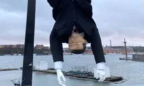 به دار آویختن آدمک عروسکی اردوغان جنجالی شد/ ویدئو