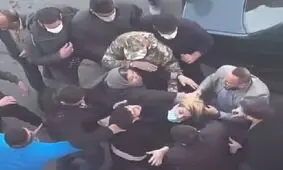 حمله کننده به یک زن در مقابل مدرسه ای که مسمومیت رخ داده بود، پلیس نبود/ موضوع را پیگیری می کنیم