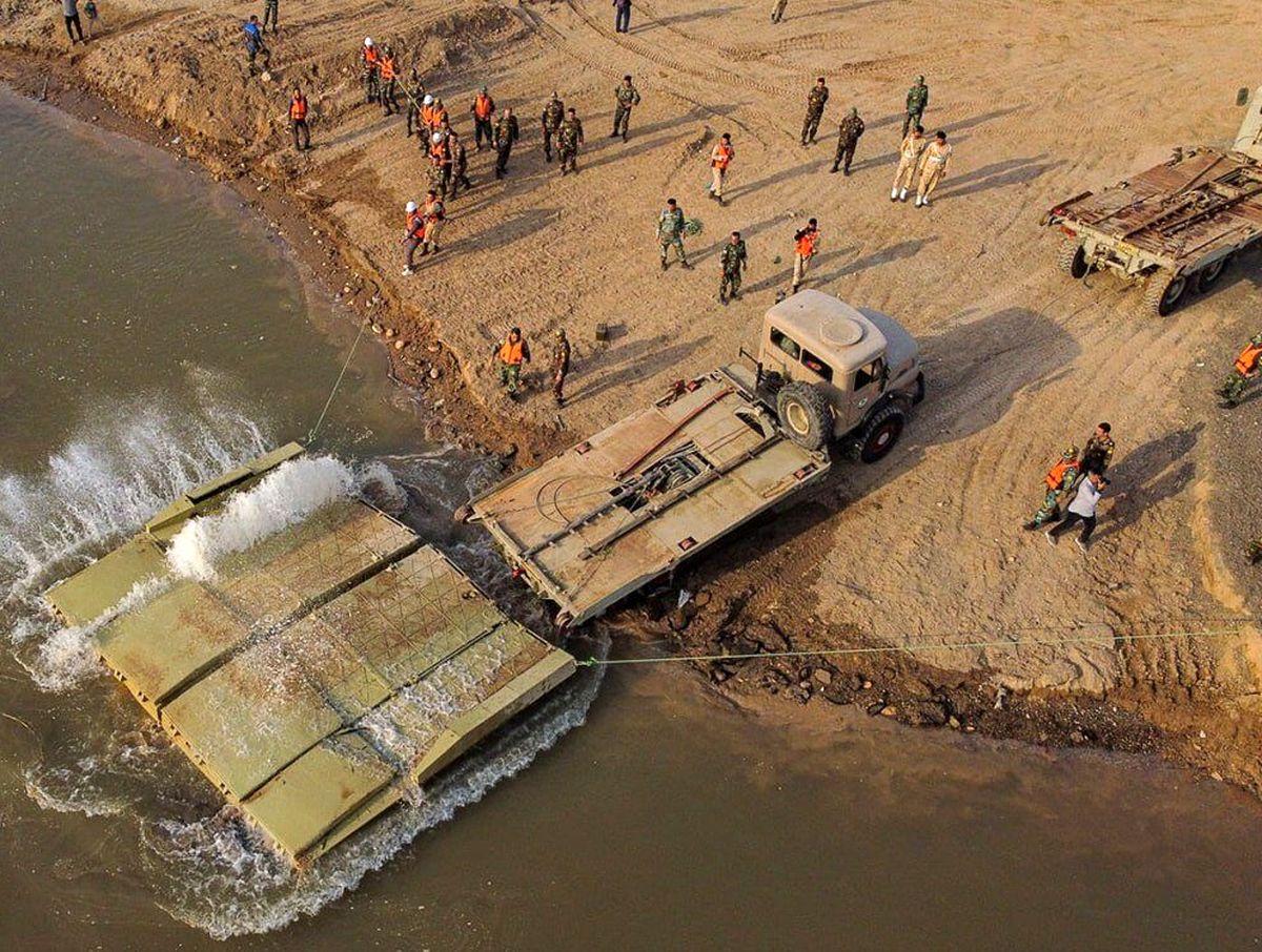 پل شناور دهستان عنافچه با دستور فرمانده نیروی زمینی ارتش در حال نصب است

