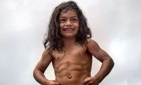 «سیکس‌پک» آرات حسینی و هشدار به والدین