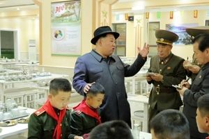 رهبر کره شمالی در مدرسه کودکان سرباز/ عکس
