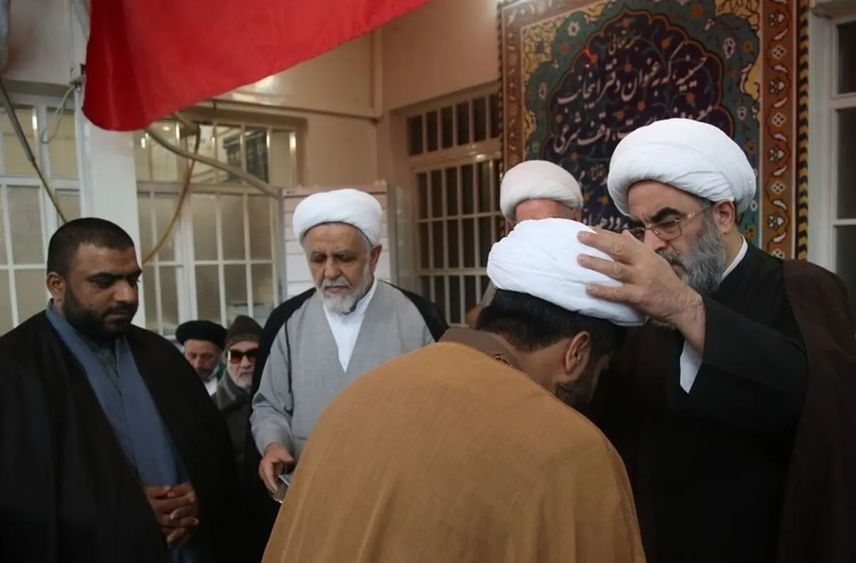 مراسم عمامه گذاری طلاب در قم/ عکس
