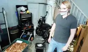 مالک یک تعمیرگاه با فرغون حقوق کارگرش را پرداخت کرد