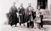 سفر در زمان؛ تصویری از یک گدا با لباس‌های مندرس در شهر شیراز؛ 140 سال قبل
