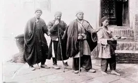 سفر در زمان؛ تصویری از یک گدا با لباس‌های مندرس در شهر شیراز؛ 140 سال قبل