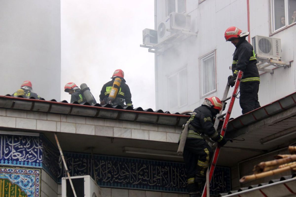 آتش سوزی پشت بام مسجدی در رشت