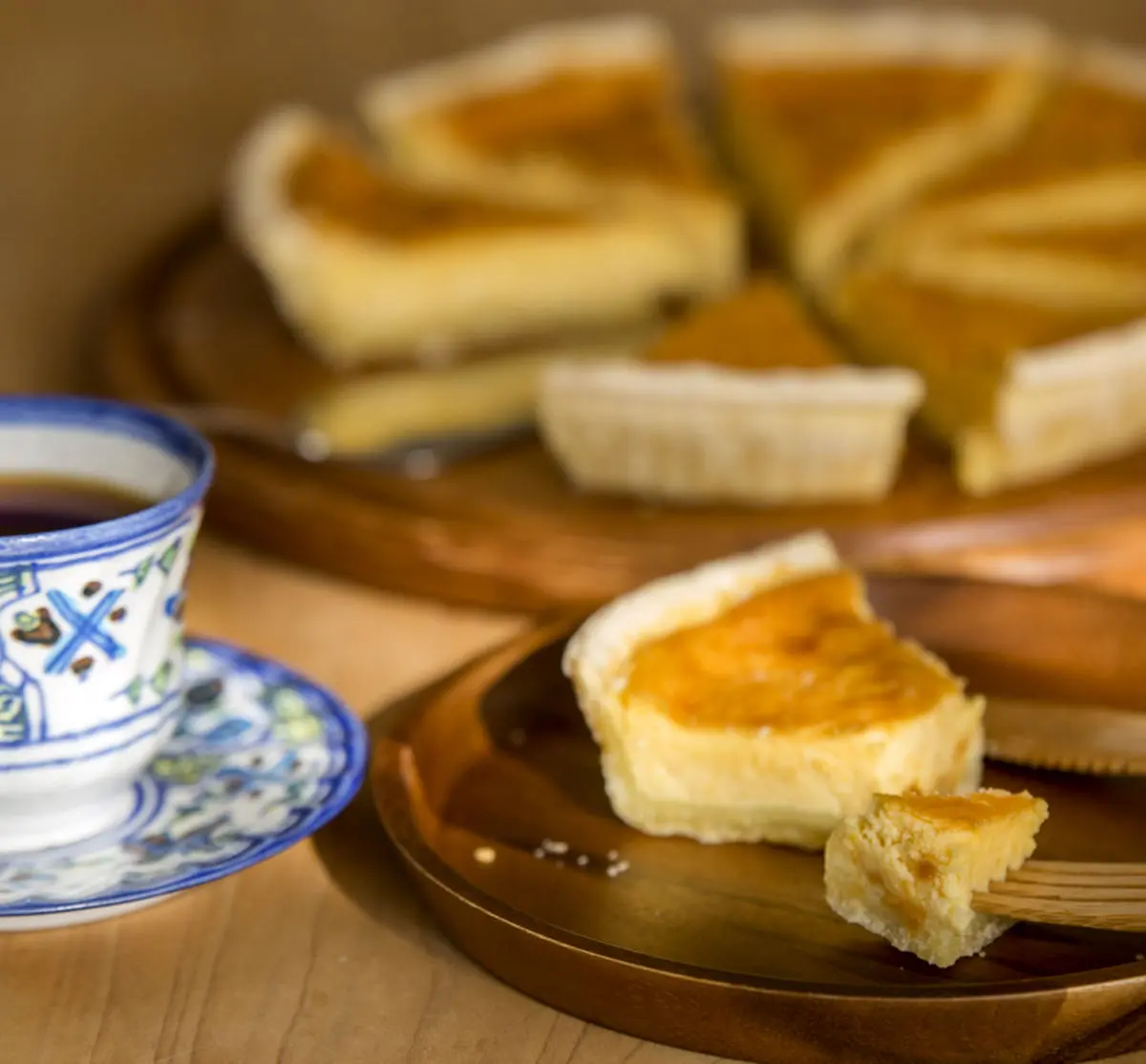 چیز کیک تنوری با سس کارامل؛ دسر خوشمزه کافی شاپی