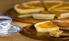 چیز کیک تنوری با سس کارامل؛ دسر خوشمزه کافی شاپی