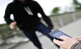 تلاش دو سارق موتورسوار برای سرقت گوشی راننده در تهران / ویدئو 