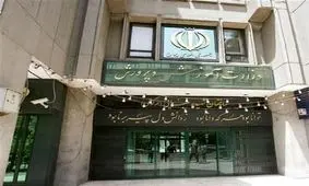 ضرب و شتم معلم مدرسه توسط یکی از کسبه محل/ ویدئو