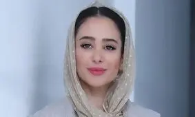 چهره متفاوت الناز حبیبی با هدبند گل‌دار و سکه‌دوزی 
