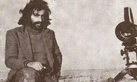 مسعود کیمیایی در حال مرتب کردن موهای محمد صالح‌علا؛ ۴۰ سال قبل/ عکس