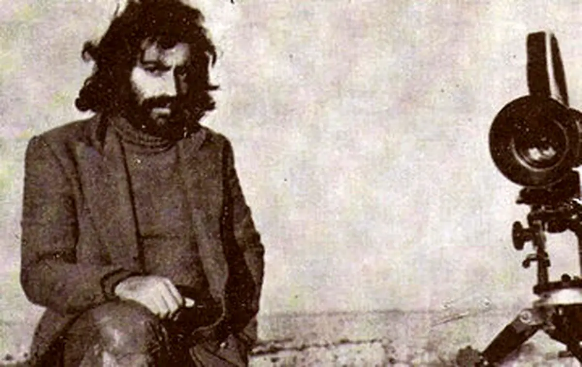 مسعود کیمیایی در حال مرتب کردن موهای محمد صالح‌علا؛ ۴۰ سال قبل/ عکس